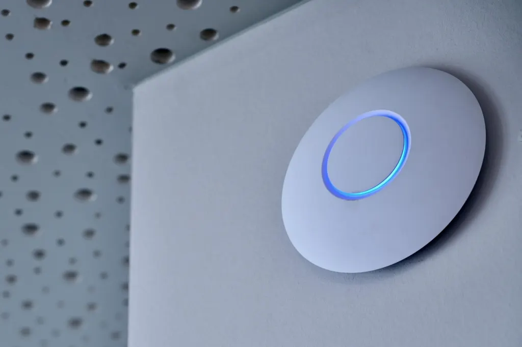 Borne wifi professionnelle fixée au plafond, anneau lumineux bleu allumé